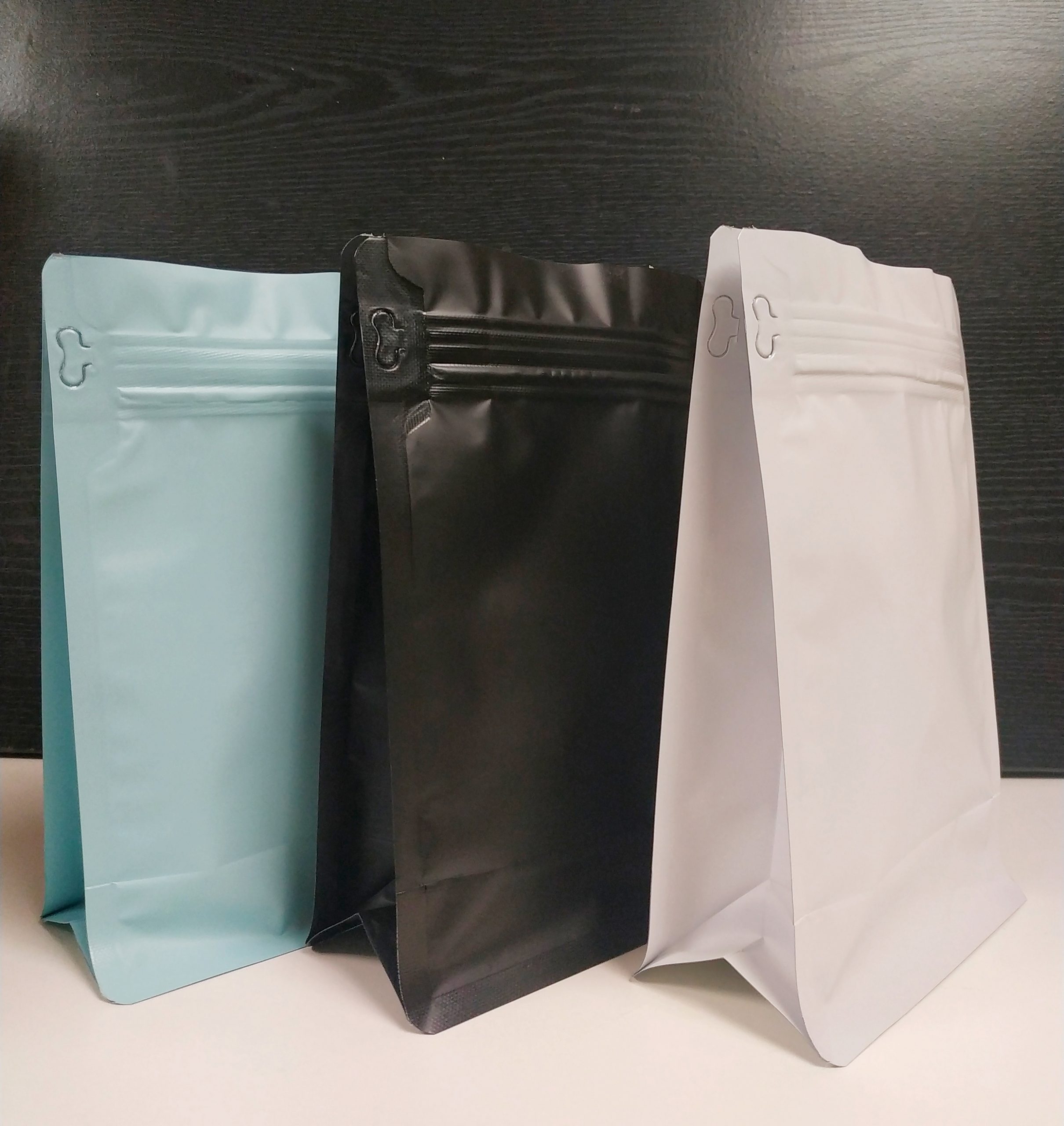 Пакет квадропак белый. Пакет зип лок с клапаном восьмишовный. Пакет квадропак черный 1 кг. Упаковка квадропак для кофе. Крафт квадропак.